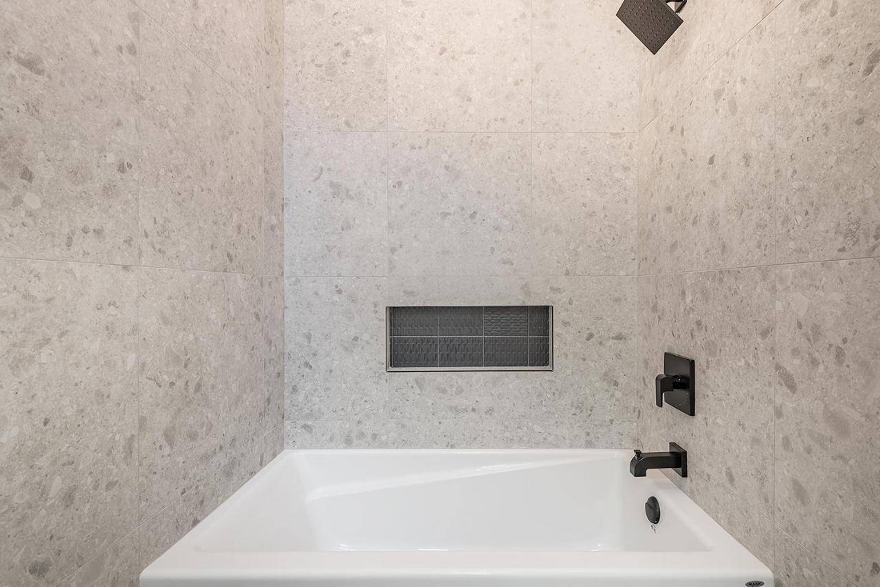 Free Parking Prime Location New Modern Condo Brossard Eksteriør billede