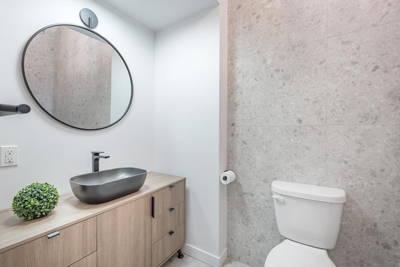 Free Parking Prime Location New Modern Condo Brossard Eksteriør billede