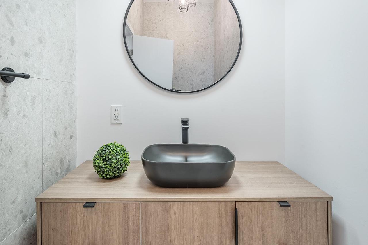 Free Parking Prime Location New Modern Condo Brossard Eksteriør billede