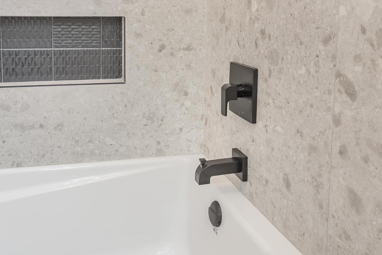 Free Parking Prime Location New Modern Condo Brossard Eksteriør billede